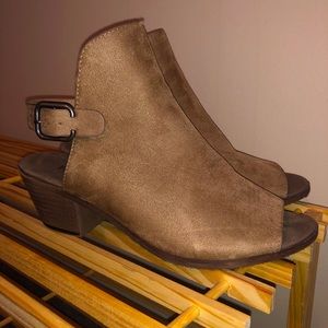 Pierre Dumas 8 1/2 peep toe booties